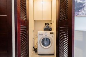 Nasma Luxury Stays - Sleek City Haven 1BR in Dubais Glitz Residence 3