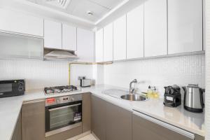 Nasma Luxury Stays - Sleek City Haven 1BR in Dubais Glitz Residence 3