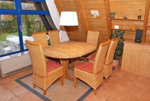 Zeltdachhaus mit Kamin und grosser Terrasse