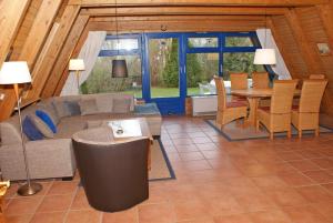 Zeltdachhaus mit Kamin und grosser Terrasse