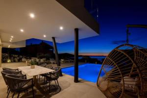 Luxury Villa Seven Seas with infinity heated pool by the sea in Ražanj