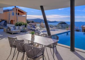 Luxury Villa Seven Seas with infinity heated pool by the sea in Ražanj