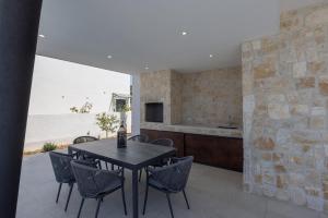 Luxury Villa Seven Seas with infinity heated pool by the sea in Ražanj