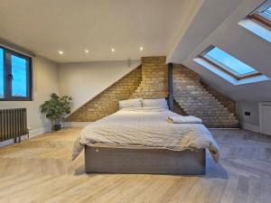 Contemporary 3 bed house with spacious garden close to Stratford & Canary Wharf