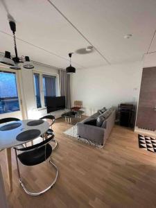 Yhden makuuhuoneen huoneisto Satamassa sauna ja iso parveke