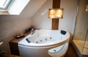 Vier Jahreszeiten Suite mit Whirlpool Badewanne L Vazzano - Husum