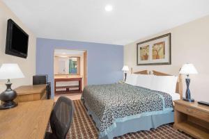 Queen Room - Mobility Access/Non-Smoking room in Days Inn by Wyndham Attalla
