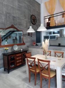 rural loft with pool views peaceful place near the center