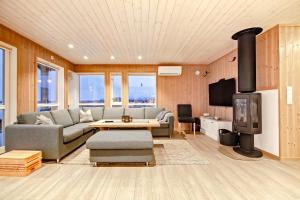 Beautiful mountain View Cabin in Lofoten