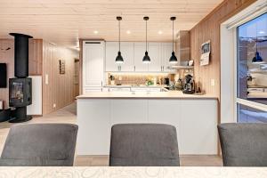 Beautiful mountain View Cabin in Lofoten