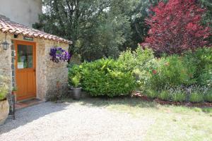Maisons de vacances Les Messugues typical Provencal farmhouse with shared pool nature peace : photos des chambres