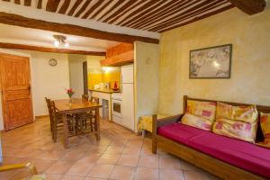 Maisons de vacances Les Messugues typical Provencal farmhouse with shared pool nature peace : photos des chambres