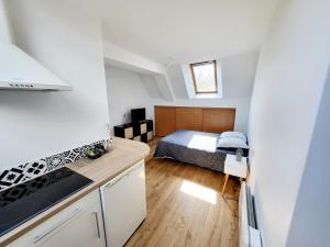 Appartements Chateaubourg : Studio avec cuisine et salle d-eau : photos des chambres