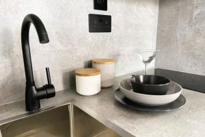 Unwind in Style, One-Bedroom Haven 4C Close to DMU