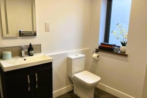 Unwind in Style, One-Bedroom Haven 4C Close to DMU