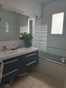 Chambre calme dans une maison à la campagne
