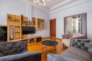 Central 2BDR Apartment With Parking