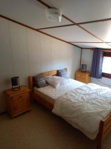 Villa dangle spacieuse climatisée étage, clôturée dans domaine PORTES DU SOLEIL, 3 chambres, 7 couchages, wifi, accès payant aux piscines, 400m de la mer de portiragnes plage,LRPDSR6