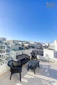 Sunny 2BR Penthouse with Spacious Rooftop Terrace by 360 Estates - San Ġwann