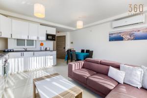 Sunny 2BR Penthouse with Spacious Rooftop Terrace by 360 Estates