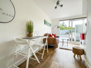 Cabin - Private Hot Tub & Swimming Pool