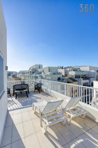 Sunny 2BR Penthouse with Spacious Rooftop Terrace by 360 Estates