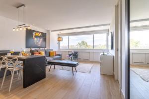 Charming 1-Bedroom Apartment by Plaza Colón Ideal Madrid Location Colon II