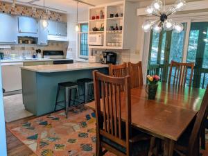 Autumn Wings - Propane Grill, Wifi, Kid Friendly, King Bed, Games, Screen Porch, Pool Access, Hiking