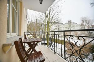 Spacious Apartment Victus with Parking and Balcony in Sopot by Noclegi Renters