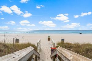 Aqua Resort 1206 - Gulf Front Condo 1 BR + Bunk Room, Breathtaking Views, Pools, Hot Tub! Sleeps 6!