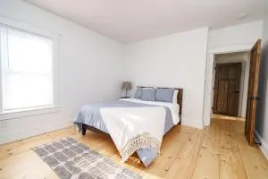 Very Cozy, 2 Bedroom Farmhouse Apartment 2nd FL - Bird in Hand