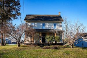 Two-Bedroom Apartment room in Charming Farmhouse near Bird in Hand