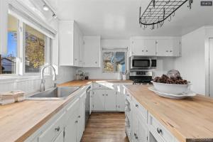 Sunny Beach House of Olde Town Arvada