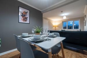2 BDR Apt By Caledonia Luxe Stays Short Lets & Serviced Accommodation Bishopton