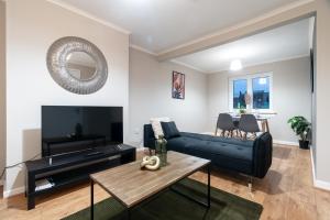 2 BDR Apt By Caledonia Luxe Stays Short Lets & Serviced Accommodation Bishopton
