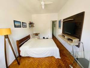 Studio completo no Catete, em andar alto, com vista livre , próximo Metrô e praia do Flamengo, ar , wifi, tv, pauloangerami RC214