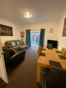 Huge 6 Bed house & 6 Bathrooms. - Hubberts Bridge