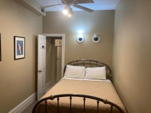 Queen Bed w private ensuite bathroom in Lakeview - 3d