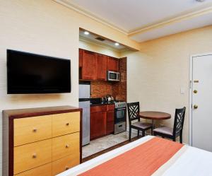 Queen Studio room in Radio City Apartments