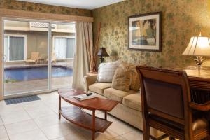 Lotus Suite, 1 bedroom, sleeps 4, pool & BBQ, Pre-Renovation Summer Sale