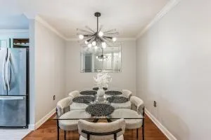 Modern Escape Cali King Beds EV Chargers Available - 泽弗希尔斯