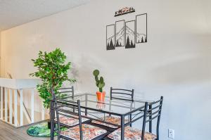 Lake Oswego Condo with Balcony, 3 Mi to the Water!