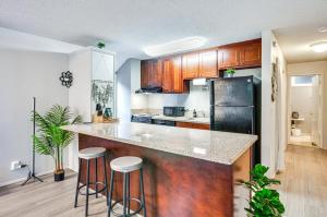 Lake Oswego Condo with Balcony, 3 Mi to the Water!