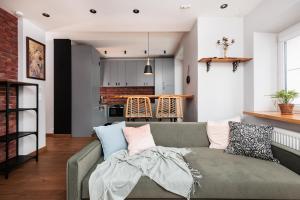 Luminous Loft - Modern Old Town Apartment