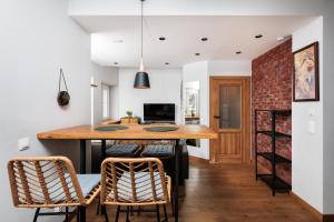 Luminous Loft - Modern Old Town Apartment - by Upstairs