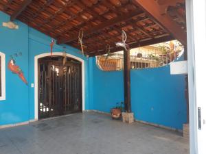 Casa azul, 2 quadras praia-wifi-garagem -churrasqueira e fogão a lenha - Aceita Caes -Caiçara-Praia Grande