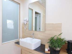 Phòng Giường Đôi Có Ban Công (Double Room with Balcony)