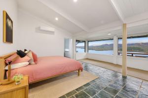 Lake Eildon Retreat - Breathtaking Views - Sleeps 12