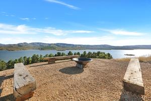 Lake Eildon Retreat - Breathtaking Views - Sleeps 12