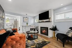 Cozy~Luxurious~Hot tub Getaway! - Hazel Park